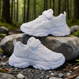 Zapatillas blancas tipo chunky para niños con malla transpirable y suela suave en un bosque
