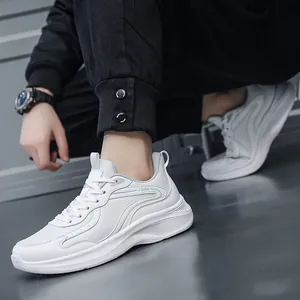 Detalle de vista lateral de zapatillas blancas ultraligeras para hombre con malla