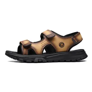 Vista lateral de sandalias deportivas de cuero marrón para hombre con correas ajustables