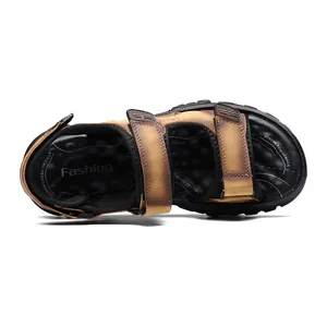 Vista superior de sandalias para hombre con suela texturizada y correas de color marrón.