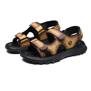 Vista detallada de sandalias de exterior para hombre con cuero marrón y correas ajustables.