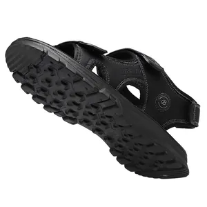 Vista detallada de la suela antideslizante de sandalias deportivas negras para hombre