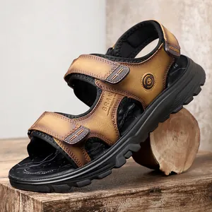 Vista detallada de sandalias deportivas marrones para hombre con correas de velcro ajustables.