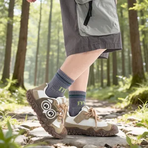Baskets de randonnée rétro pour femmes avec design hibou sur un sentier forestier.