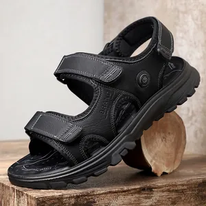 Detalle de sandalias deportivas negras para hombre con correas ajustables y suela blanda