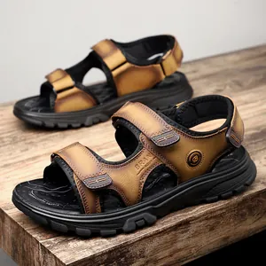 Vista macro detallada de sandalias de exterior para hombre con correas de cuero marrón