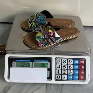 Misura del peso di 0,22 kg per sandali piatti da donna con motivo serpente e strass.