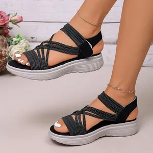 Detailansicht der schwarzen geflochtenen Plateau-Sandalen für Damen mit Klettverschluss