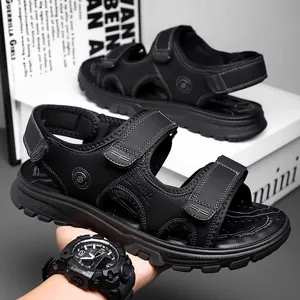 Vista detallada de las sandalias deportivas negras para hombre con correas negras