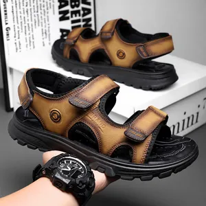 Detalle de sandalias deportivas marrones para hombre con correas de velcro ajustables