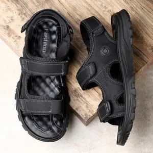 Vista detallada de sandalias deportivas de exterior para hombre en color negro con correas