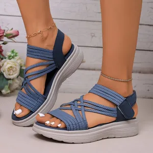 Detailansicht blauer gewebter Plateausandalen für Damen mit bequemen Klettverschlüssen