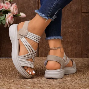 Nahaufnahme von Damen-Plateausandalen mit gewebtem Lochdesign und Klettverschluss.