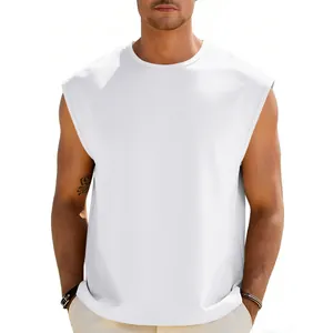 Primo piano di una t-shirt senza maniche bianca da uomo con un design dal taglio ampio