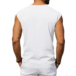 Vista posteriore di una t-shirt da uomo bianca senza maniche con vestibilità ampia