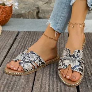 Eleganti sandali bassi da donna con stampa pitonata e strass scintillanti per vacanze