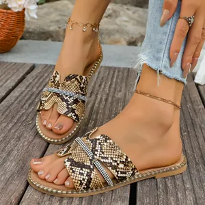 Eleganti ciabatte basse da donna con stampa pitonata e strass per vacanze al mare
