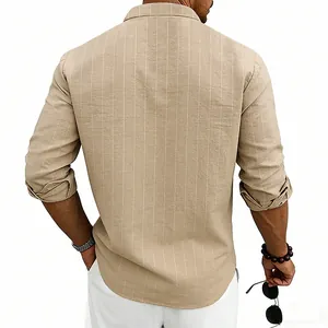 Gedetailleerd achteraanzicht van een beige casual herenoverhemd met witte strepen