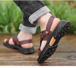 Nahaufnahme brauner Herren-Ledersandalen mit einer dicken, rutschfesten schwarzen Sohle