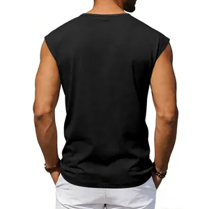 Vista posteriore di una t-shirt da uomo smanicata nera casual con vestibilità ampia