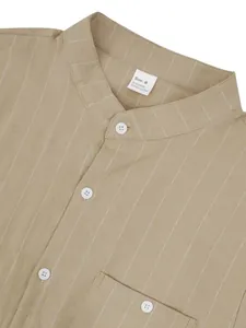 Dettaglio ravvicinato di una camicia da uomo in lino a righe con collo alla coreana