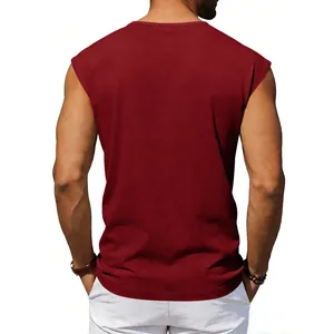 Vista posteriore dettagliata di una t-shirt senza maniche bordeaux da uomo vestibilità