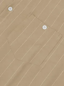 Primo piano del tessuto di lino a righe e cuciture della tasca sul petto della camicia