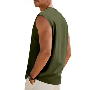 Dettaglio vista laterale di una t-shirt senza maniche da uomo verde oliva vestibilità ampia
