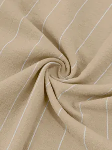 Vista macro del tessuto di lino beige a righe verticali bianche per camicia da uomo