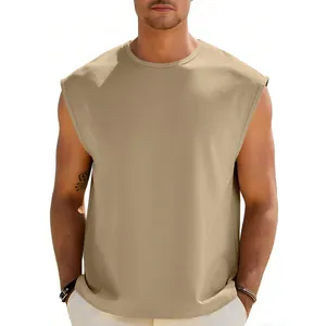 Primo piano di una t-shirt senza maniche kaki da uomo vestibilità ampia con trama fine