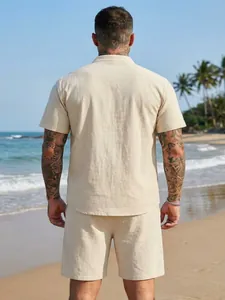Achteraanzicht van beige heren set met korte mouwen overhemd en bijpassende korte broek