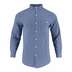 Vooraanzicht van blauw gestreept linnen shirt met opstaande kraag en borstzak.
