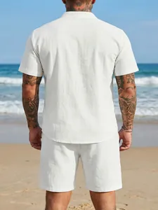 Achteraanzicht van een witte linnen herenset met opstaande kraag en bijpassende shorts
