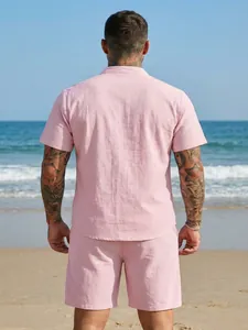 Achteraanzicht van een roze linnen herenset met shirt en korte broek voor de zomer.