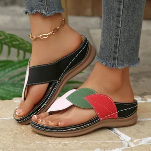 Vue détaillée de sandales compensées confortables avec un design de feuilles colorées.