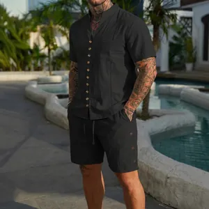 Heren zomerset zwart met opstaande kraag shirt met korte mouwen en korte broek.
