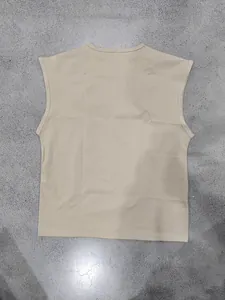 Vista posteriore di una canotta estiva beige da uomo vestibilità ampia su fondo grigio