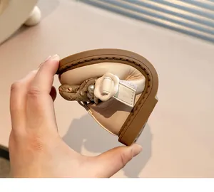 Detalle de la suela blanda y flexible de estos zapatos de princesa beige de niña