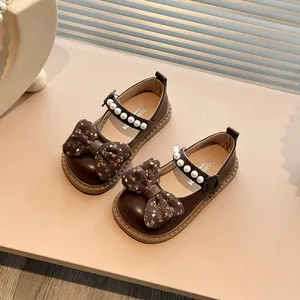 Zapatos Mary Jane marrones para niña con lazo floral y tira elegante decorada con perlas suaves