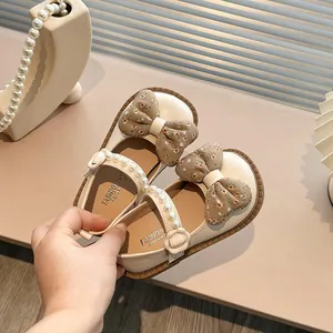 Elegantes zapatos Mary Jane blancos para niña con lazos florales y tiras de perlas