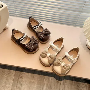 Elegantes zapatos Mary Jane de cuero para niñas con lazos florales y correas de perlas
