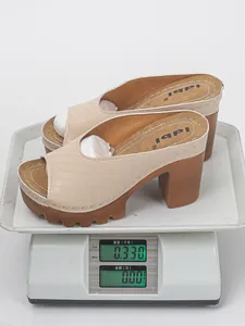 Detailansicht beigefarbener Plateau-Sandaletten mit Peep-Toe, leichtes Design auf Waage