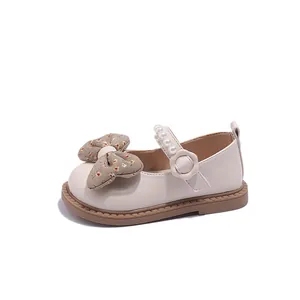 Elegantes zapatos de princesa beige para niñas con lazo floral y detalle de correa de perlas