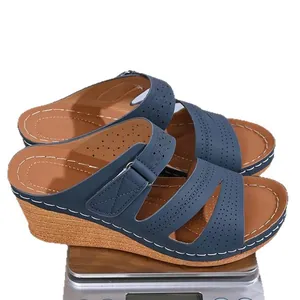 Elegantes sandalias con cuña azul marino para mujer con punta redonda y costuras
