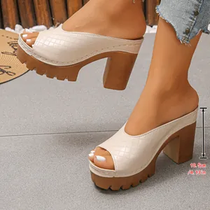 Nahaufnahme der 10,5 cm hohen Blockabsatz- und Plateaudetails bei Pantoletten-Sandalen