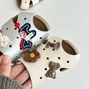 Detailansicht der Birkenstock-Sandalen für Mädchen mit süßen Stickereien und 3D-Anhängern.