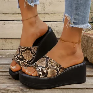 Vista detallada de sandalias con plataforma y cuña con correas de piel de serpiente