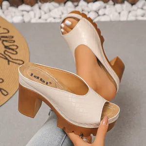 Nahaufnahme cremefarbener Plateausandalen mit braunem Blockabsatz und Peep-Toe