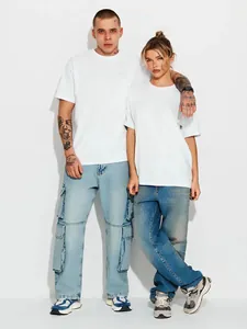 Ganzkörperansicht, die Passform und das Styling der weißen Oversized-T-Shirts zeigt