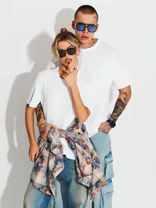 Pärchen in passenden übergroßen weißen T-Shirts im amerikanischen Streetstyle-Outfit.